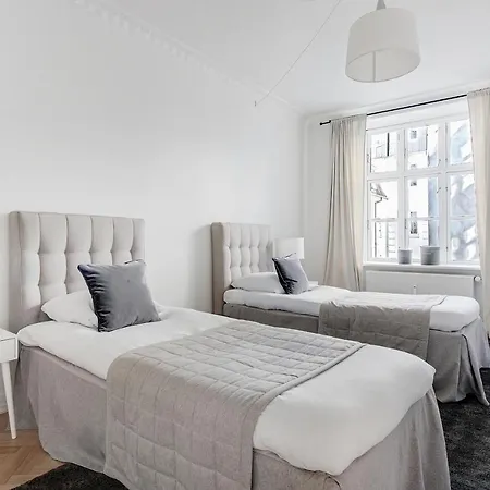 Apartment Sanders Frontier - Pleasant Three-bedroom Near Royal Palace *