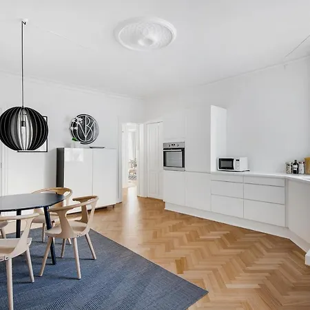 Apartment Sanders Frontier - Pleasant Three-bedroom Near Royal Palace