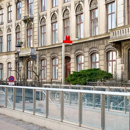 Sanders Frontier - Pleasant Three-bedroom Near Royal Palace Apartment